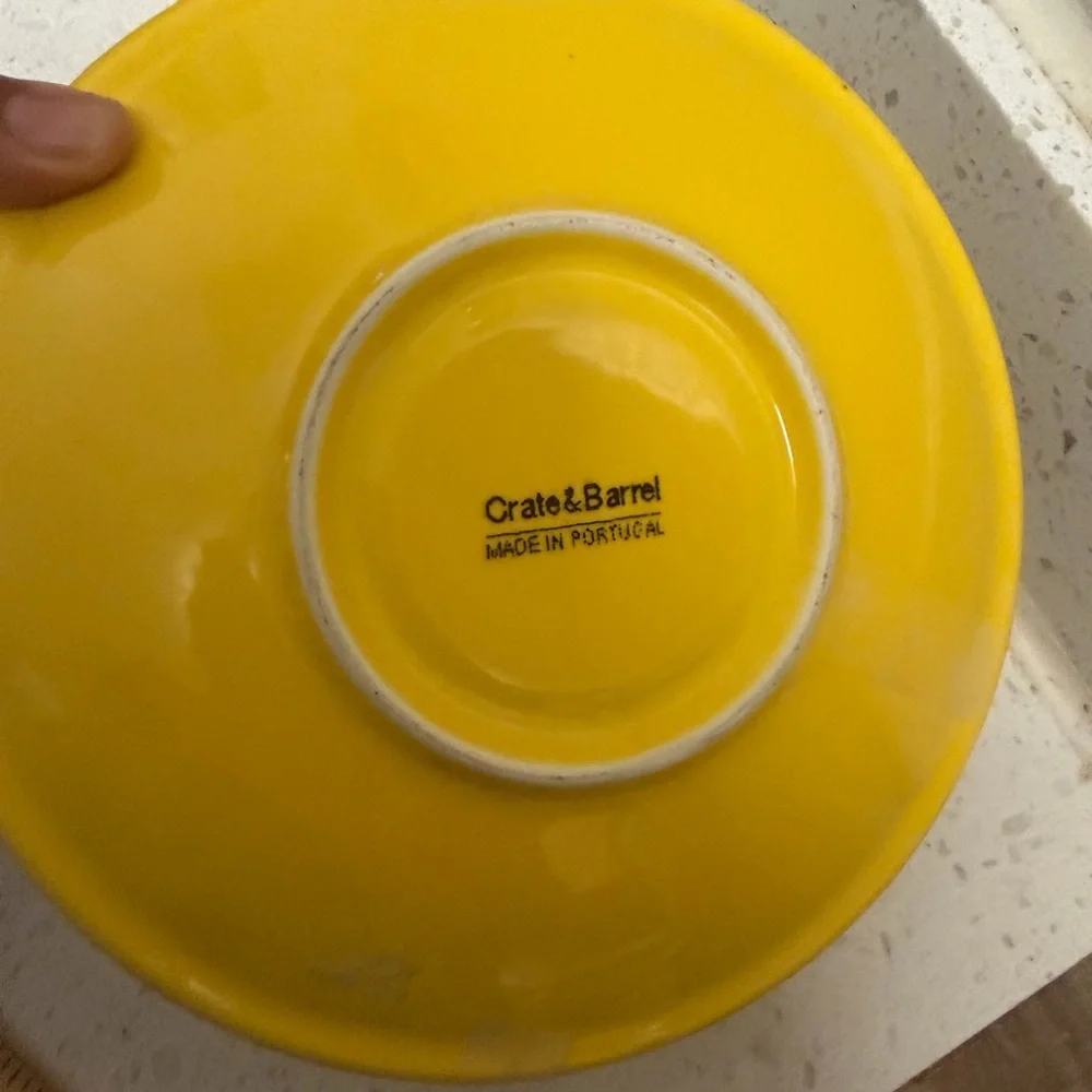 Crate&Barrel Yellow and White Mug‎